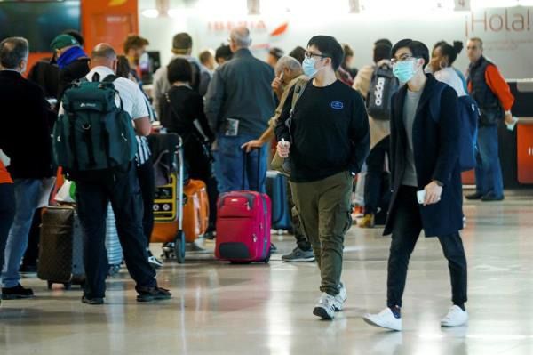 Personas protegidas ante el coronavirus en aeropuerto.