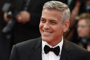 George Clooney sufre accidente de moto en Italia