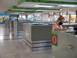 Una viajera que usa tapabocas este martes como protección ante la pandemia del coronavirus, llena un formulario de migración en el Aeropuerto Internacional de Las Américas, en Santo Domingo, República Dominicana.