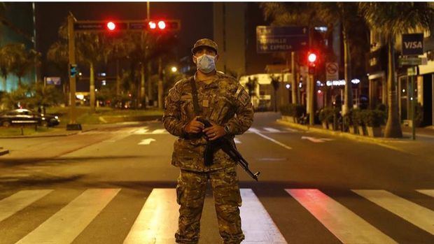 Un soldado del Ejército del Perú vigila durante un toque de queda este miércoles en Lima, Perú.