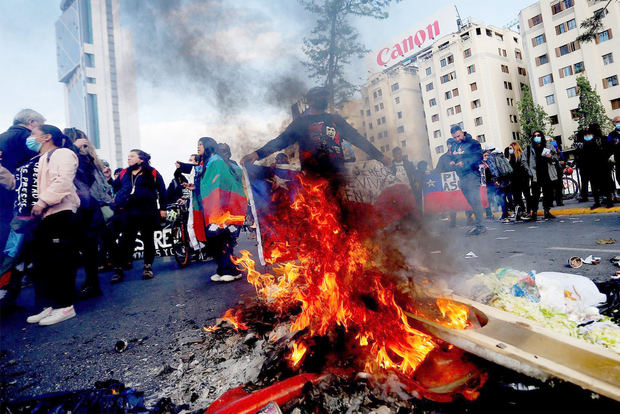 La Confederación de Estudiantes de Chile (Confech) y organizaciones sociales convocan a una marcha contra el presidente Sebastián Piñera por el caso de los 'Pandora Papers' en Santiago de Chile.