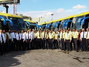 Choferes junto con los autobuses de Caribe Tours.