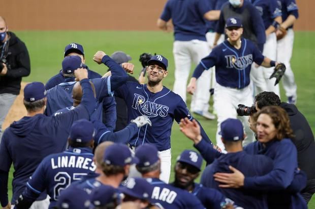 Integrantes de los Rays de Tampa Bay fueron registrados este viernes al celebrar su victoria 2-1 sobre los Yanquis de Nueva York, al final del quinto y decisivo partido (3-2) de la Serie de División de la Liga Americana de la MLB, en el parque Petco de San Diego, California.