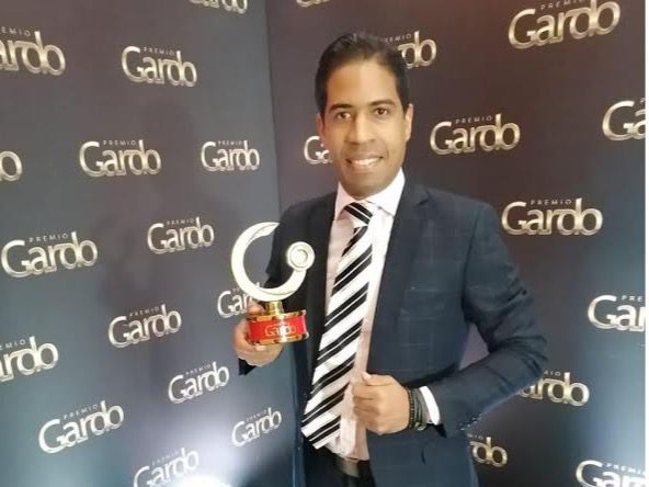 Locutor Wellington De León gana categorí­a en premios Gardo