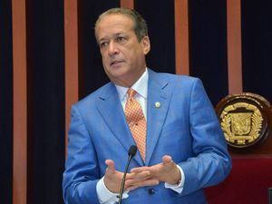 El presidente del Senado dominicano revela sufre de tumor en el esófago