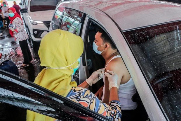 Un hombre recibe una dosis de la vacuna Sinovac, en la localidad indonesia de Medan.