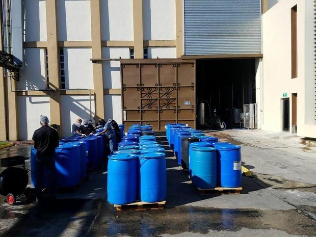 Donación de tanques con alcohol.