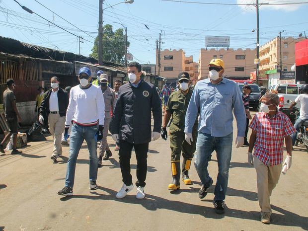 Alcalde David Collado junto a la brigada de limpieza.