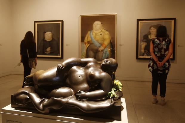 Dos mujeres observan algunas de las obras del artista colombiano Fernando Botero durante un acto conmemorativo por la celebración de sus 90 años, hoy, en el Museo de Antioquia en Medellín, Colombia.