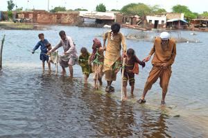 Pakistán evacúa a más de 50.000 personas por unas inundaciones con unos 1.200 muertos