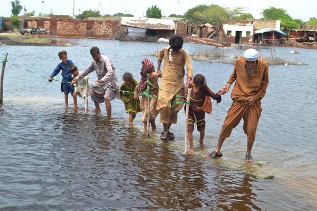 Víctimas de las inundaciones evacuan zonas inundadas del distrito de Sanghar en la provincia pakistaní de Sindh.