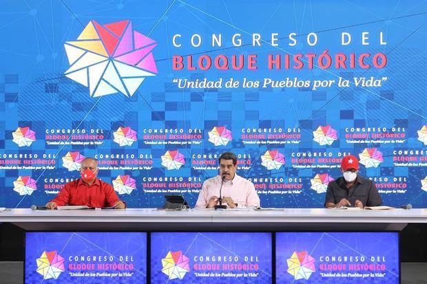 Fotografía cedida por prensa Miraflores que muestra al presidente de Venezuela, Nicolás Maduro, el presidente de la Asamblea Nacional Constituyente, Diosdado Cabello y el candidato a la Asamblea Nacional, Jorge Rodríguez, durante un acto oficialista en Caracas, Venezuela.