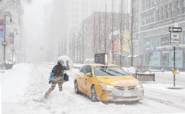 Una mujer llama a un taxi en la ciudad de Nueva York.