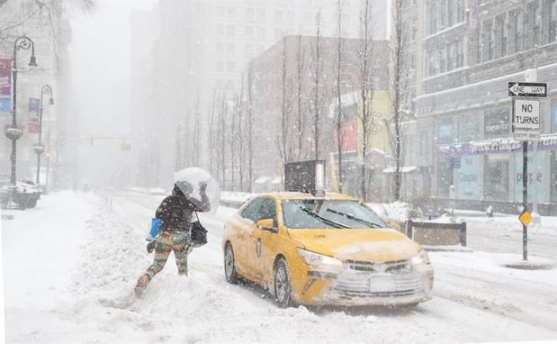 Una mujer llama a un taxi en la ciudad de Nueva York.