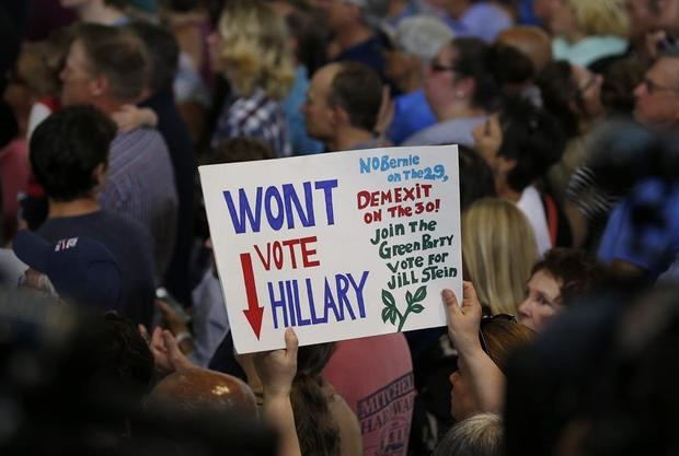 Seguidores del partido demócrata animan a la excandidata presidencial del partido demócrata Hillary Clinton y al hasta ahora rival por la nominación Bernie Sanders (no en la imagen) durante un acto celebrado en Portsmouth, Nuevo Hampshire, Estados Unidos hoy 12 de julio de 2016.