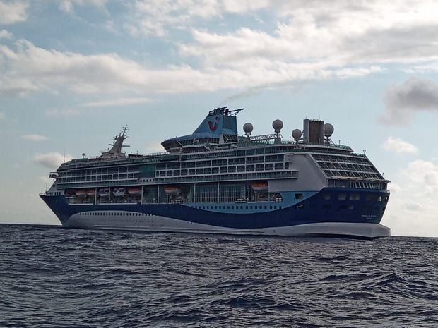 Crucero navegando en aguas jurídicas sin autorización.