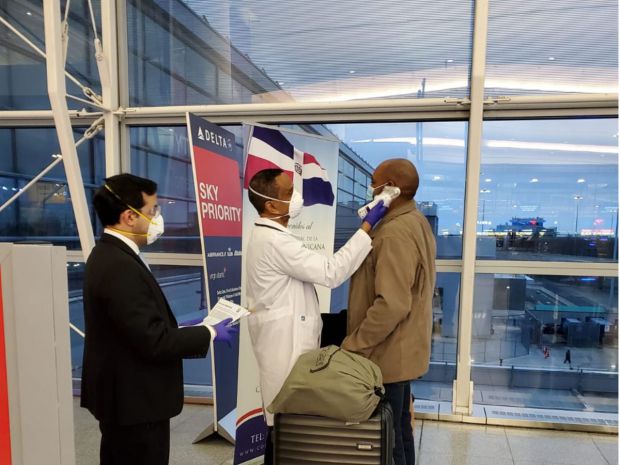 Dominicanos varados en Estados Unidos mientras eran chequeados por Coronavirus antes de abordar el avión que los transportaría desde el Aeropuerto Jhon F. Kennedy de regreso a su país. 