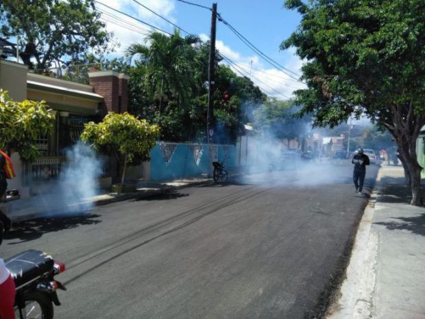 Desinfección del sector banilejo Pueblo Nuevo, como parte del Plan Preventivo contra el COVID 19, ejecutado por un colectivo de la sociedad banileja, propuesto por Julito Fulcar.