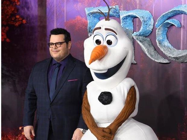 El actor de voz y miembro del elenco estadounidense, Josh Gad, posa con el personaje de la película 'Olaf'.