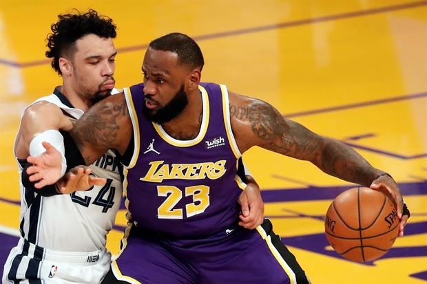 El jugador de Los Angeles Lakers LeBron James (d) y el de los Memphis Grizzlies Dillon Brooks (i) durante su partido.