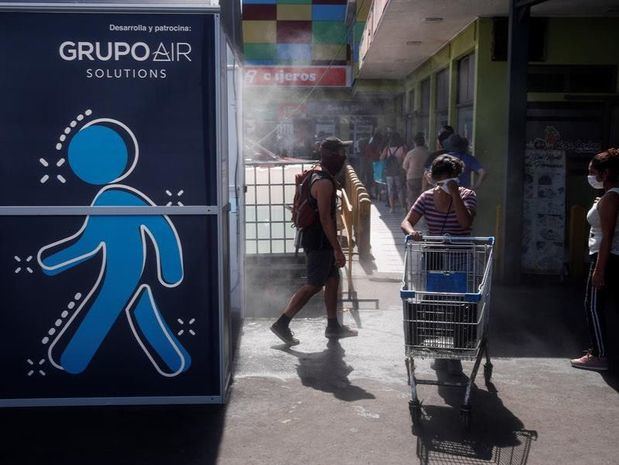 Varias personas fueron registradas este miércoles a las afueras de un túnel sanitario, cerca del mercado Vega Central, en Santiago de Chile.