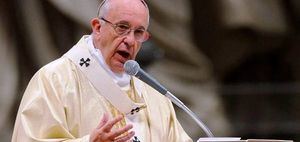 El papa honra en Jueves Santo a los "santos" que luchan contra la pandemia