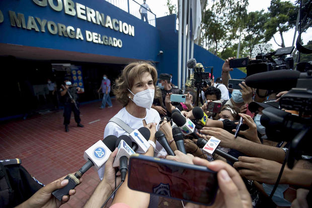 Fotografía tomada el pasado 20 de mayo en la que se registró a Cristiana Chamorro (c), periodista y aspirante a la Presidencia de Nicaragua, a su salida del Ministerio de Gobernación donde fue citada por una investigación de supuesto lavado de dinero.