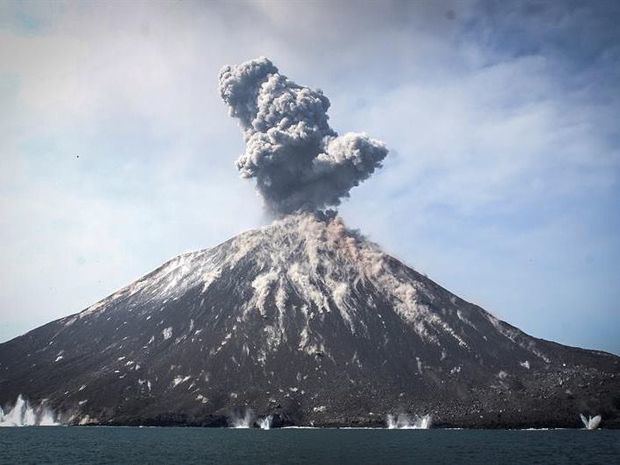Las autoridades indicaron que supervisan de cerca la actividad de Anak Krakatau, ubicado en una isla deshabitada en el estrecho de Sonda.
