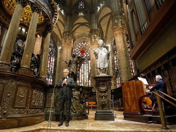 Bocelli llena la desierta catedral de Milán de música para la esperanza