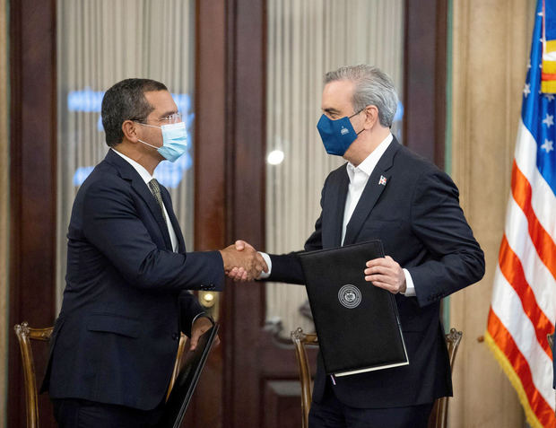 El gobernador de Puerto Rico, Pedro Pierluisi (i), fue registrado este jueves al estrechar la mano del presidente de República Dominicana, Luis Abinader, tras una ceremonia de firmas de acuerdos bilaterales, en Santo Domingo, República Dominicana.