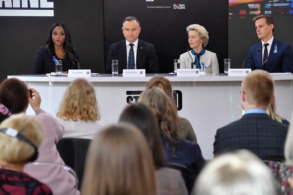 Ursula von der Leyen (2-dcha), el presidente polaco Andrzej Duda (2-izda), CEO y el cofundador de Global Citizen Hugh Evans (dcha) y la periodista Isha Sesay. 