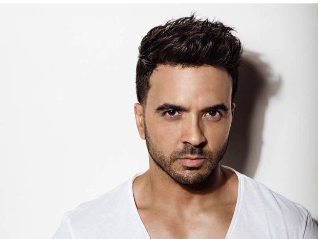 Cantautor puertorriqueño Luis Fonsi no ha dejado de trabajar durante el mes que lleva aislado en su casa.