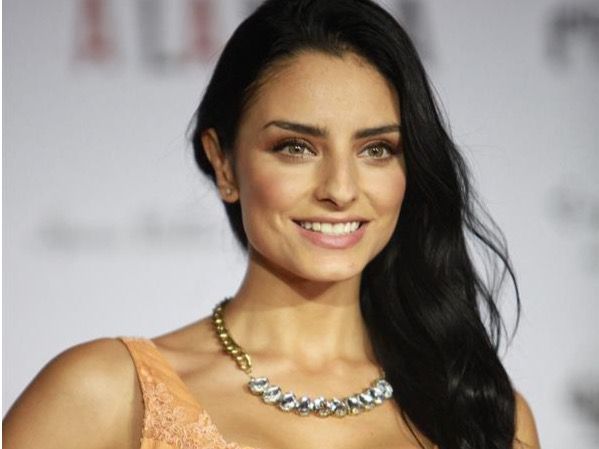 La actriz mexicana Aislinn Derbez posa durante una rueda de prensa en Ciudad de México, México.