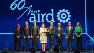 Vicepresidenta encabeza premiación de la AIRD que reconoce aportes de empresas, instituciones e industriales.