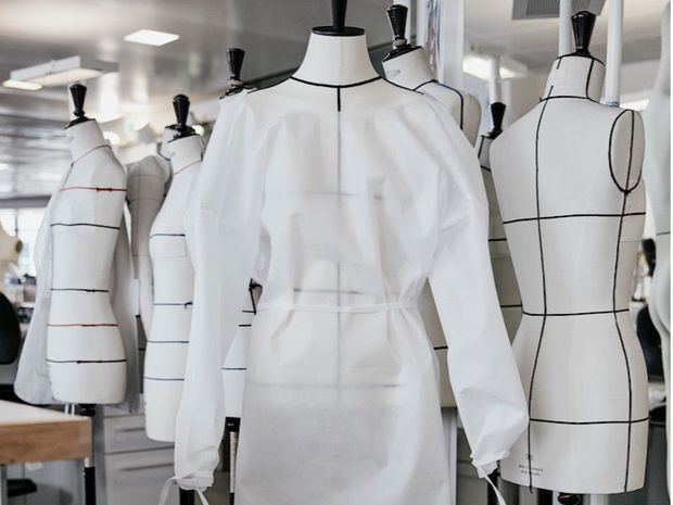 Louis Vuitton pone en marcha su taller parisino de prêt-à-porter
para fabricar batas para hospitales.