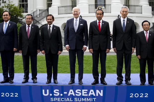 El presidente de Estados Unidos, Joe Biden (c), posa junto a los líderes de la cumbre de la Asociación de Naciones del Sudeste Asiático (ASEAN), en la Casa Blanca en Washington, EE.UU.