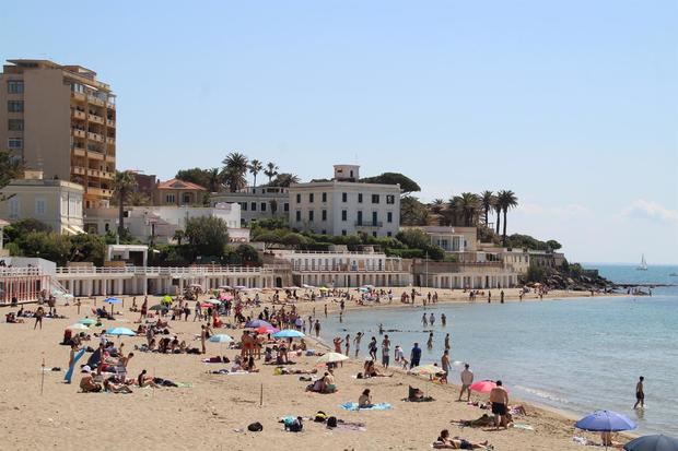 El buen tiempo y la relajación de medidas ha animado la vuelta de italianos y extranjeros a las playas, como esta de Santa Marinella, en la provincia de Roma, donde toman la temperatura en la entrada.