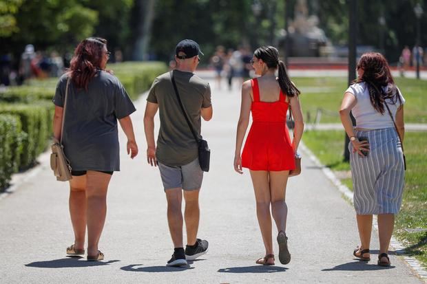 Varios jóvenes pasean por un parque de Madrid en una imagen de archivo.