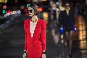 Saint Laurent, sexy y ochentero, vuelve a desfilar en Parí­s