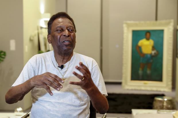 Fotografía de archivo en la que se registró al exfutbolista brasileño Edson Arantes do Nascimento, Pelé, durante una entrevista con Efe en el museo Pelé, en Sao Paulo, Brasil.