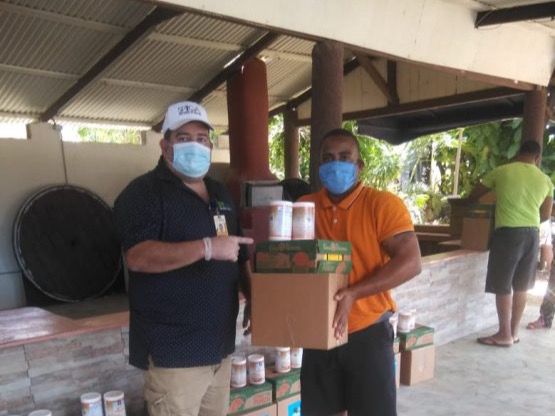 Entregan alimentos a caddies de Metro golf & Country Club
