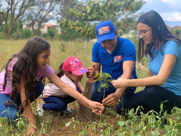 Santiago se une a la celebración del Día del Árbol con el arbusto más viejo del país