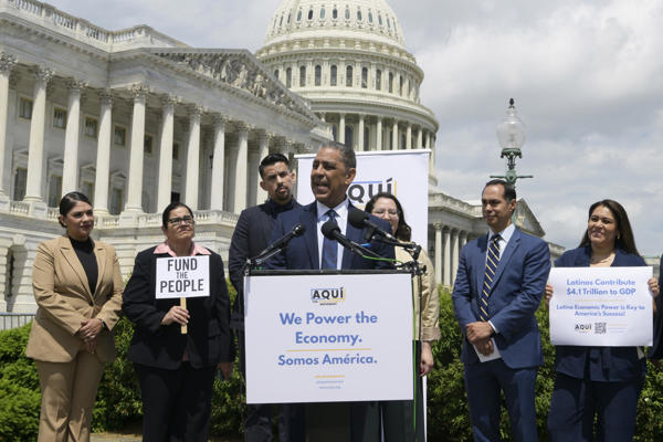 El presidente del Caucus Hispano del Congreso (CHC), Adriano Espaillat, habla durante una rueda de prensa este martes, a las a fueras del Capitolio en Washington (EE.UU.). 