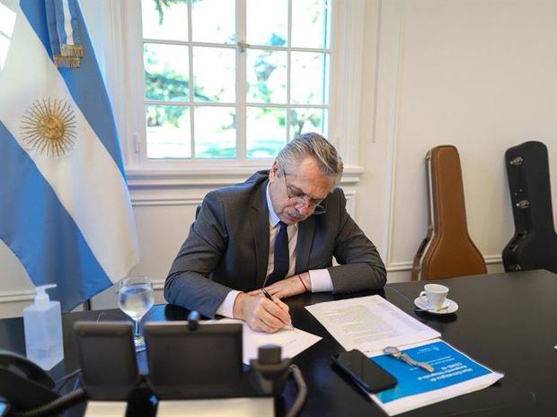 Fotografía cedida por la Presidencia de Argentina que muestra al presidente de Argentina, Alberto Fernández, mientras habla por teléfono este miércoles en Buenos Aires, Argentina. 