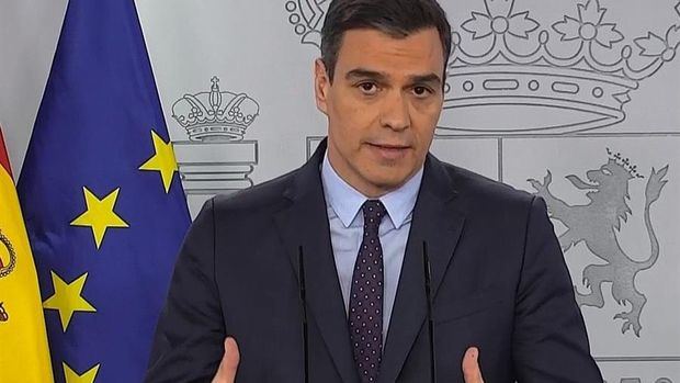 Captura de la señal de video institucional de la Moncloa, del presidente del Gobierno, Pedro Sánchez, durante su comparecencia en rueda de prensa telemática este sábado en el Palacio de la Moncloa. 