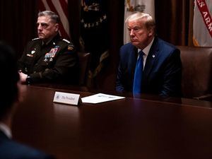 El presidente de Estados Unidos, Donald Trump (c), fue registrado este sábado, durante una reunión con la cúpula militar, en la Casa Blanca, en Washington, DC, EE.UU.