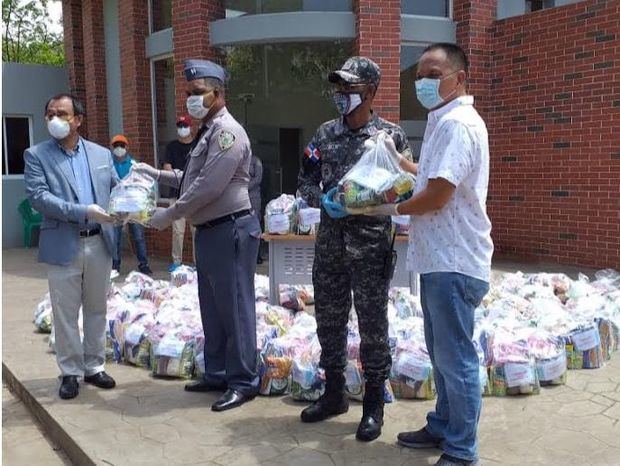 Tambien donó hoy 400 kits al alcalde, descendiente chino, señor Siquio NG, en San Francisco de Macorís.