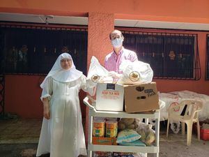 Vicecónsul Federico Reyes entrega comestibles a nombre del Cuerpo Consular al Hogar de Ancianos San Francisco de Asís en Santo Domingo.