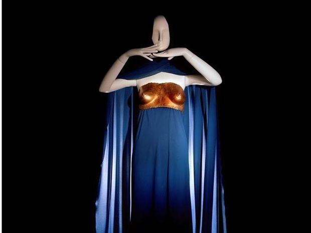 Imagen facilitada por la editorial Assouline de un diseño de Yves Saint Laurent que aparece en el libro 'Yves Saint Laurent: The Impossible Collection'. 