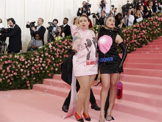 Lena Dunham y Jemima Kirke posan en la alfombra roja de la Gala Met de 2019 en Nueva York, EE.UU. 